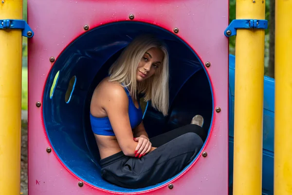 Nádherný Mladý Blondýny Model Pracuje Venku Zároveň Užívá Letní Den — Stock fotografie