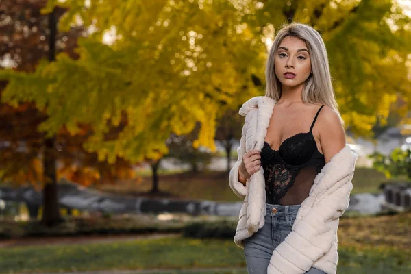 Una Hermosa Modelo Rubia Joven Posa Aire Libre Mientras Disfruta — Foto de Stock