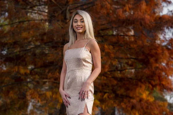 Vacker Ung Blond Modell Poserar Utomhus Medan Njuter Höstdag — Stockfoto