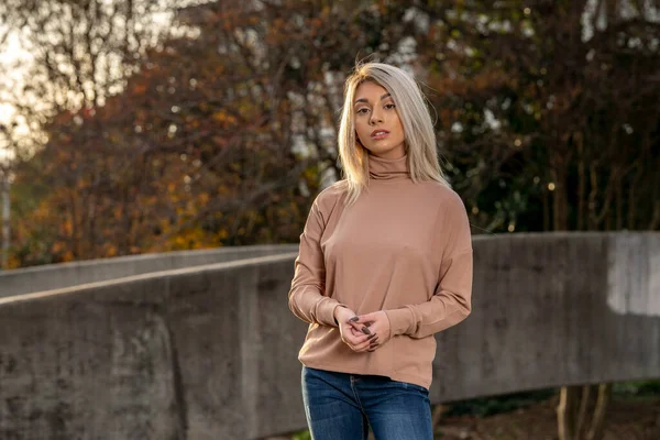 Uma Linda Jovem Modelo Loira Posa Livre Enquanto Desfruta Dia — Fotografia de Stock