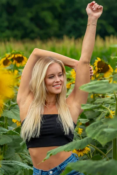 Розкішна Блондинка Модель Позує Відкритому Повітрі Полі Соняшників Насолоджуючись Літнім — стокове фото