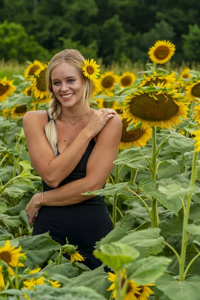 Una Splendida Modella Bionda Posa All Aperto Campo Girasoli Mentre — Foto Stock