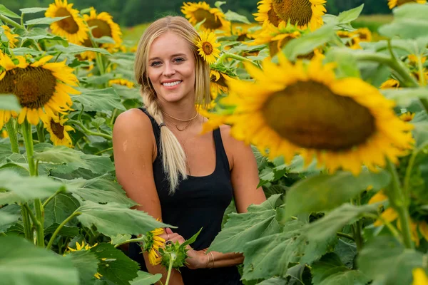 Een Prachtig Blond Model Poseert Buiten Een Veld Van Zonnebloemen — Stockfoto