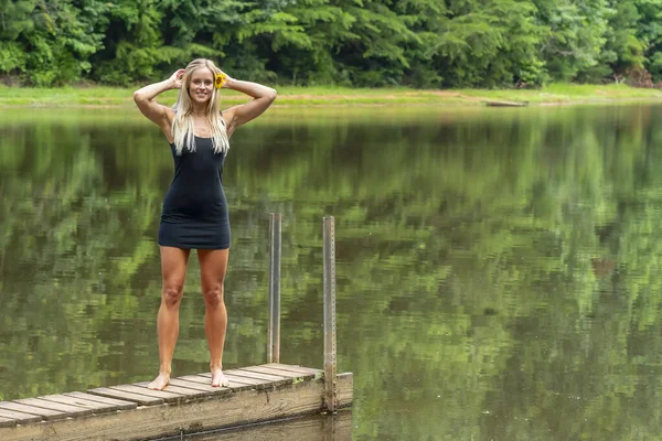 Gorgeous Blonde Model Poses Outdoors Pond While Enjoying Summer Day — стоковое фото