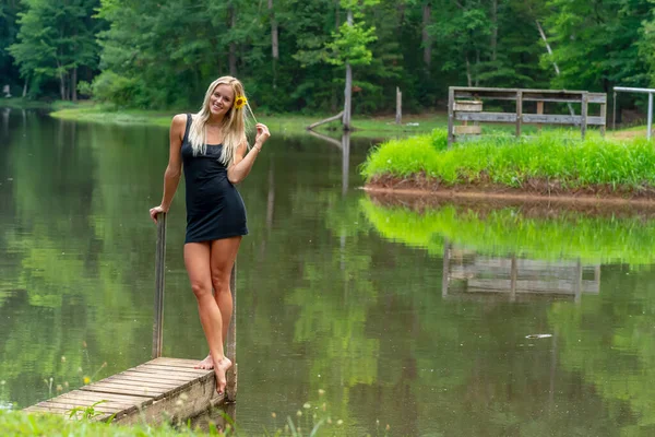 Uma Linda Modelo Loira Posa Livre Perto Uma Lagoa Enquanto — Fotografia de Stock