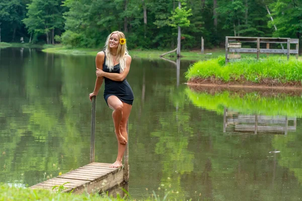Uma Linda Modelo Loira Posa Livre Perto Uma Lagoa Enquanto — Fotografia de Stock