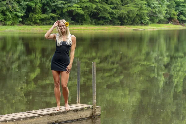 Gorgeous Blonde Model Poses Outdoors Pond While Enjoying Summer Day — стоковое фото