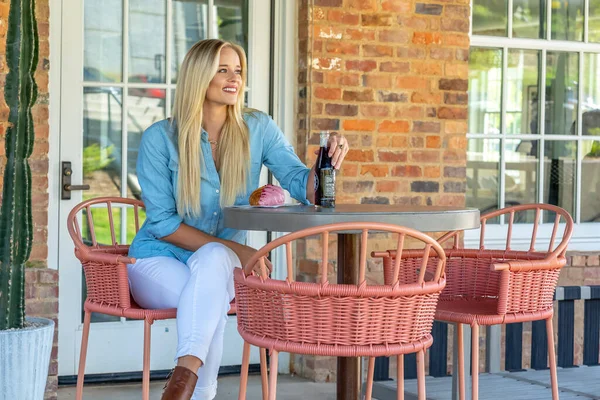 Une Magnifique Mannequin Blonde Pose Extérieur Dans Ses Vêtements Automne — Photo