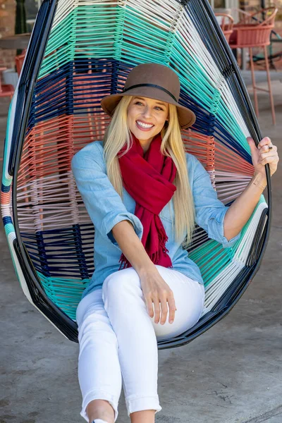 Sonbahar kıyafetleriyle dışarıda poz veren güzel bir sarışın manken.