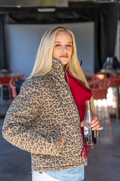 Vacker Blond Modell Poserar Utomhus Sina Höstkläder — Stockfoto