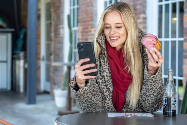 Ein Hinreißendes Blondes Model Posiert Freien Ihrer Herbstkleidung — Stockfoto