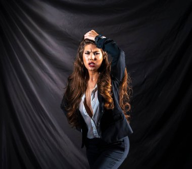 Stüdyo ortamında güzel bir karma ırk modeli iş elbisesi içinde poz verir.