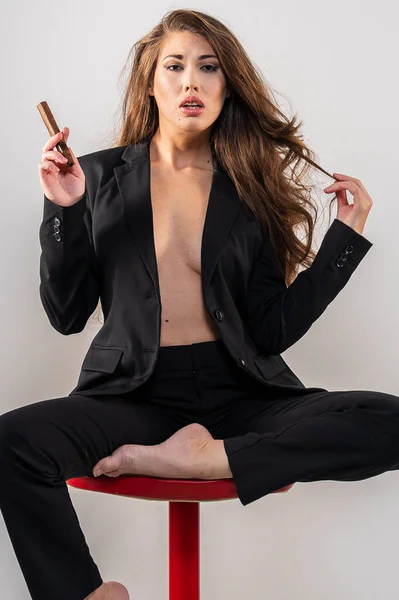 Een Prachtig Gemengd Race Model Poseert Een Business Suit Een — Stockfoto