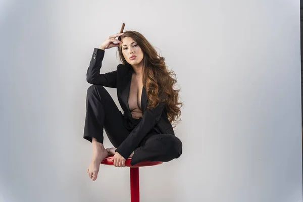 Een Prachtig Gemengd Race Model Poseert Een Business Suit Een — Stockfoto