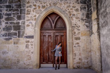 Muhteşem bir esmer model, sonbahar havasının tadını çıkarırken dışarıda poz veriyor.