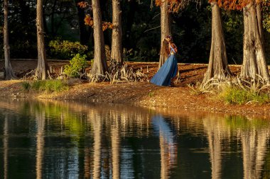 Muhteşem bir esmer model, sonbahar havasının tadını çıkarırken dışarıda poz veriyor.