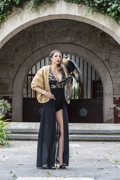 Egy Gyönyörű Spanyol Barna Modell Pózol Szabadban Egy Caracara Madár — Stock Fotó