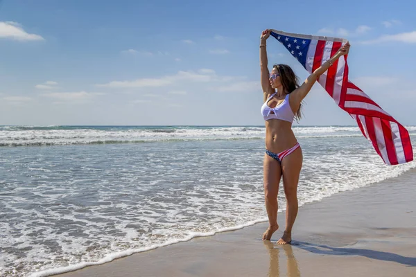 Великолепная Брюнетка Модель Позирует Американкой Пляже — стоковое фото