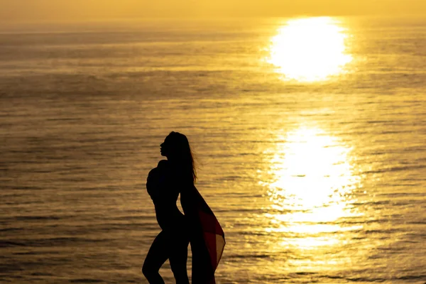 Una Hermosa Modelo Bikini Morena Descansando Costa Playa Atardecer —  Fotos de Stock