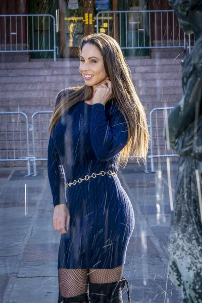 Muhteşem bir esmer model, sonbahar havasının tadını çıkarırken dışarıda poz veriyor.