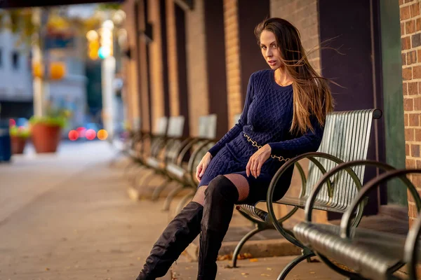 Gorgeous Brunette Model Poses Outdoors While Enjoying Autumn Weather — Stock Photo, Image