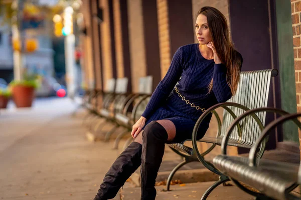 Muhteşem bir esmer model, sonbahar havasının tadını çıkarırken dışarıda poz veriyor.