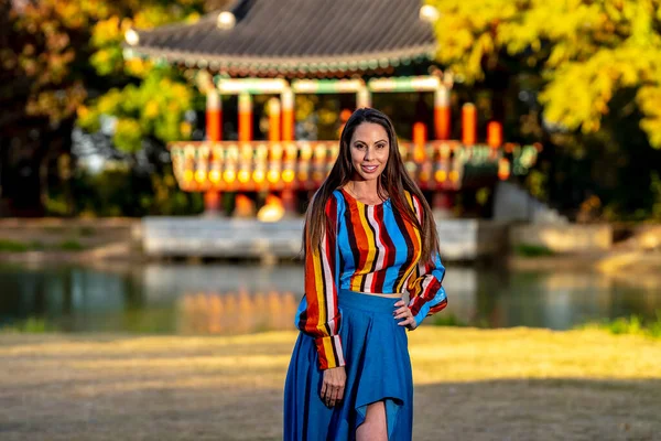 Ein Hinreißendes Brünettes Model Posiert Freien Und Genießt Das Herbstwetter — Stockfoto