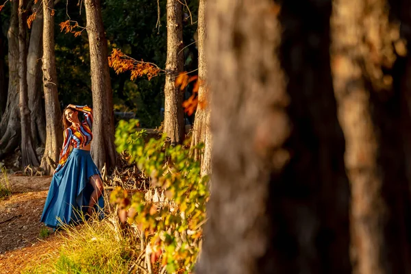 Gorgeous Brunette Model Poses Outdoors While Enjoying Autumn Weather — Stock Photo, Image