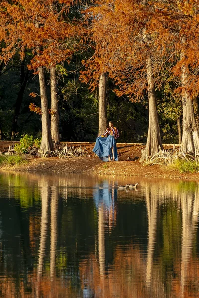 Gorgeous Brunette Model Poses Outdoors While Enjoying Autumn Weather — Stock Photo, Image