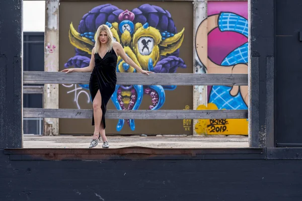 Gorgeous Blonde Model Poses Outdoors Her Fall Clothes — Stock Photo, Image