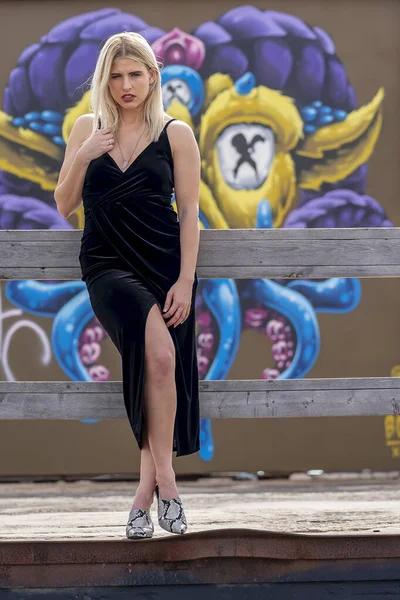 Розкішна Блондинка Модель Позує Відкритому Повітрі Осінньому Одязі — стокове фото