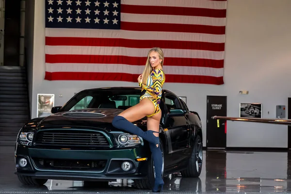 Een Prachtig Blond Model Poseert Met Een Amerikaanse Spier Auto — Stockfoto