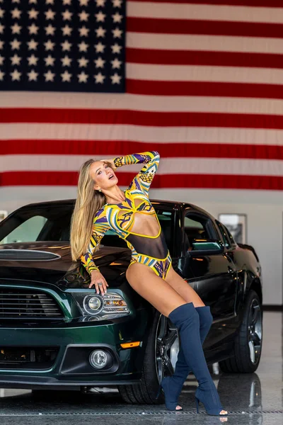 Vacker Blond Modell Poserar Med Amerikansk Muskel Bil Inuti Ett — Stockfoto