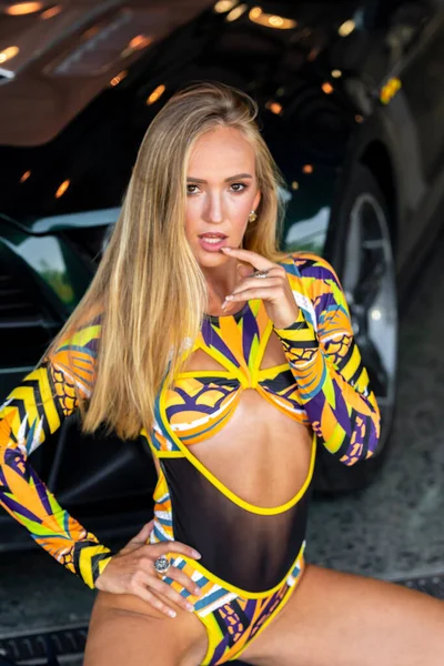 Una Splendida Modella Bionda Posa Con Una Muscle Car Americana — Foto Stock