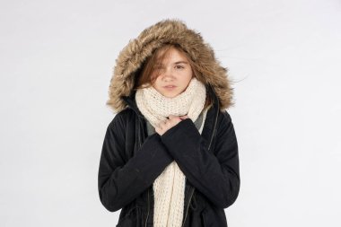 Stüdyo ortamında kışlık ceketle poz veren güzel sarışın bir genç model.