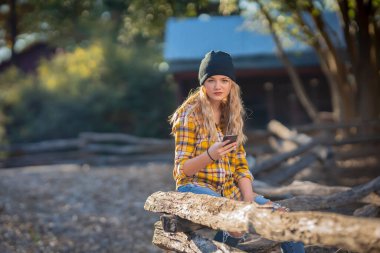Muhteşem genç bir sarışın manken, Covid-19 salgını sırasında diğerlerinden güvenli bir mesafede kalarak dışarıda bir günün tadını çıkarıyor.
