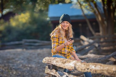 Muhteşem genç bir sarışın manken, Covid-19 salgını sırasında diğerlerinden güvenli bir mesafede kalarak dışarıda bir günün tadını çıkarıyor.