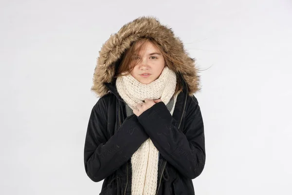 スタジオ環境で冬のコートを身に着けている美しいブロンドティーンモデル — ストック写真