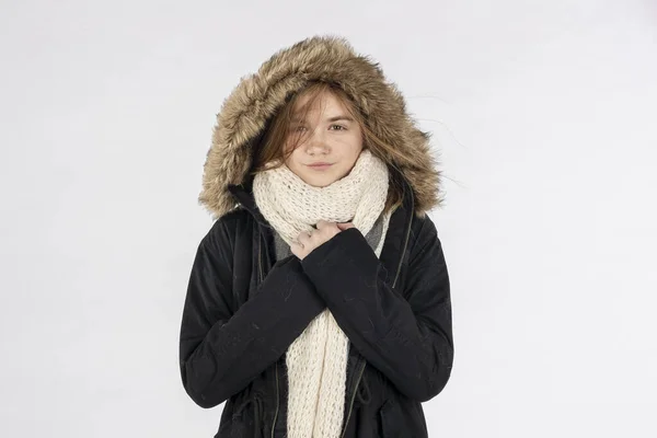 スタジオ環境で冬のコートを身に着けている美しいブロンドティーンモデル — ストック写真