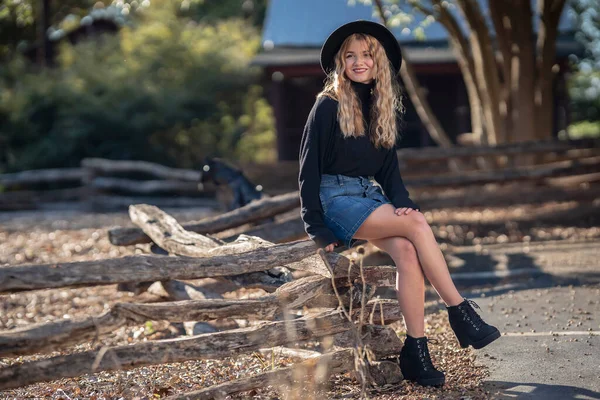 Ein Hinreißendes Junges Blondes Model Genießt Einen Tag Freien Während — Stockfoto