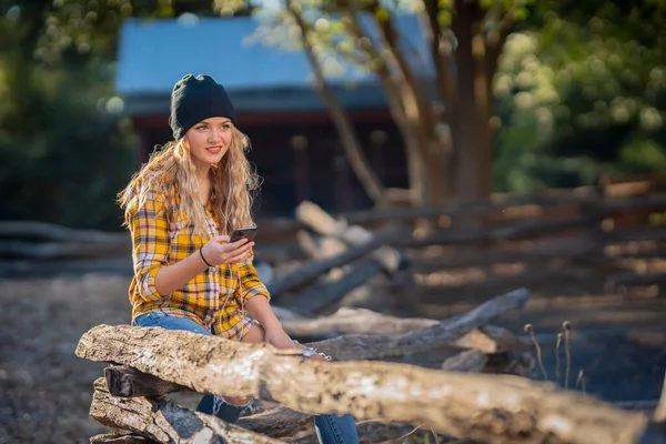 Een Prachtige Jonge Blonde Model Geniet Van Een Dag Buiten — Stockfoto