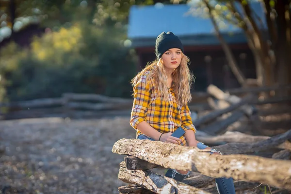 Een Prachtige Jonge Blonde Model Geniet Van Een Dag Buiten — Stockfoto