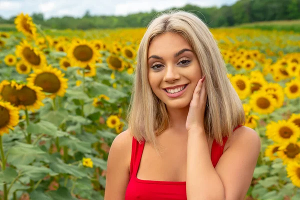 Una Splendida Giovane Modella Bionda Posa All Aperto Campo Girasoli — Foto Stock