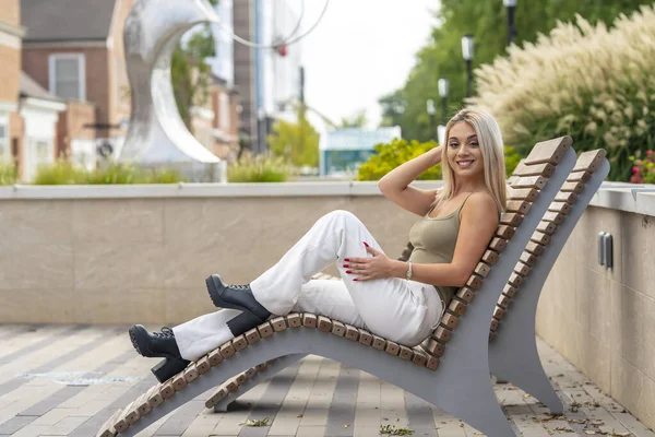 Uma Linda Jovem Modelo Loira Posa Livre Enquanto Desfruta Dia — Fotografia de Stock