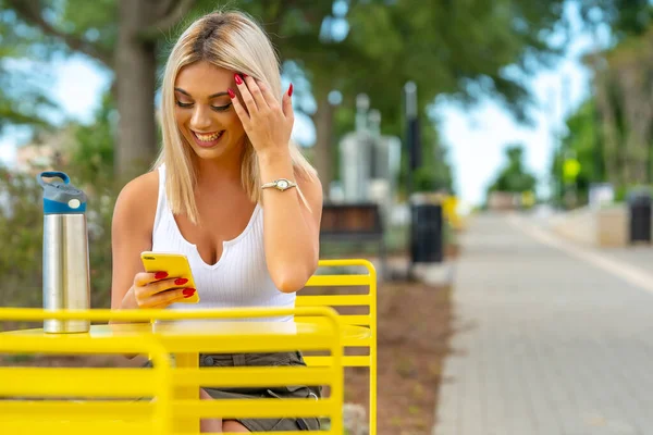 Sarışın Bir Model Yaz Gününün Tadını Çıkarırken Dışarıda Poz Veriyor — Stok fotoğraf