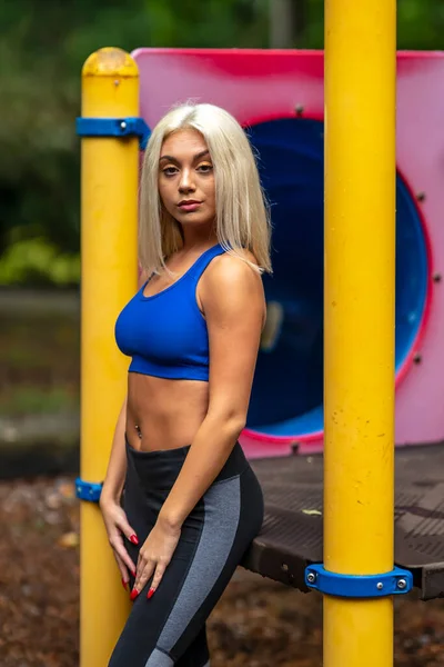 Una Hermosa Modelo Rubia Joven Hace Ejercicio Aire Libre Mientras — Foto de Stock