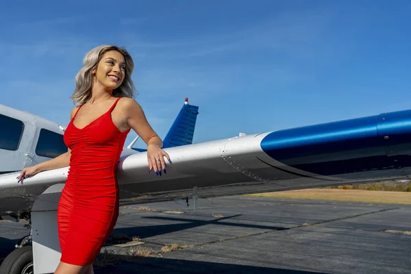 Uma Linda Jovem Modelo Loira Posa Livre Com Único Avião — Fotografia de Stock