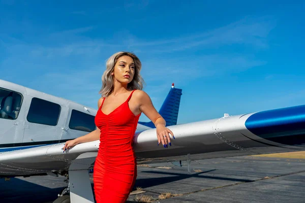 Uma Linda Jovem Modelo Loira Posa Livre Com Único Avião — Fotografia de Stock