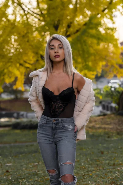 Magnifique Jeune Modèle Blond Pose Extérieur Tout Profitant Une Journée — Photo