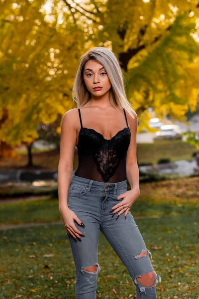 Vacker Ung Blond Modell Poserar Utomhus Medan Njuter Höstdag — Stockfoto